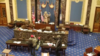   Partidarios de Trump lograron entrar al Capitolio y se pararon en la testera del Congreso 