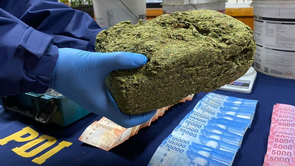 PDI detuvo a pareja acusada de mantener más de un kilo de marihuana en