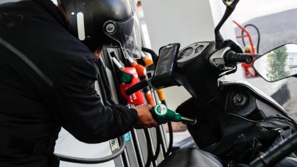   Largas colas en gasolineras francesas por falta de combustible 