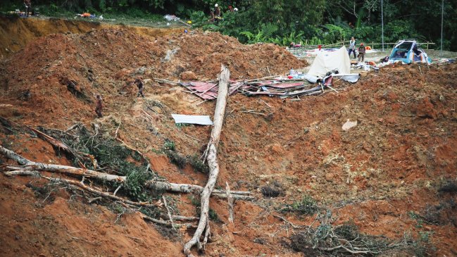  Suben a 24 los muertos por avalancha en camping malasio, con nueve desaparecidos  