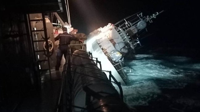   Al menos 33 desaparecidos tras naufragio de un barco de la Marina tailandesa 