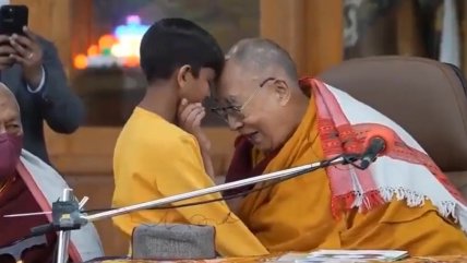   Dalái Lama besó a un niño en la boca y le pidió que chupara su lengua 