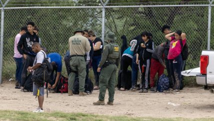  Miles de migrantes intentan cruzar a EE.UU. ante el fin de la política migratoria de Trump  