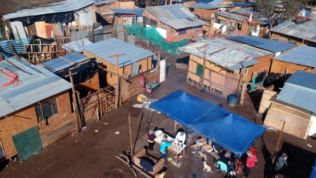   Campamentos: El 42% de los hogares tiene ingresos menores a 400 mil pesos al mes 