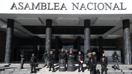  Militares y policías cercan Asamblea Nacional de Ecuador  