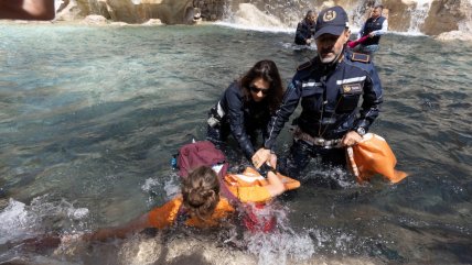 Activistas climáticos tiñeron de negro agua de la Fontana de Trevi de Roma  