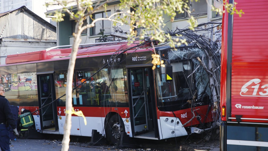 Bus del transporte público atropelló y mató a una persona en Santiago