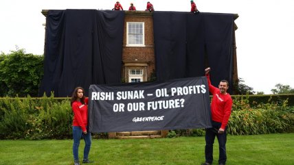  Activistas se tomaron la casa de Rishi Sunak para protestar contra su plan energético  