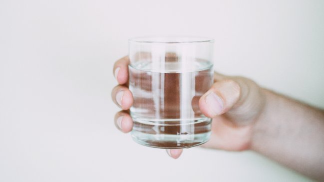  Mujer muere intoxicada tras beber mucha agua: Se sentía deshidratada  