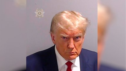   Trump, desafiante y con el ceño fruncido en su primera foto policial 