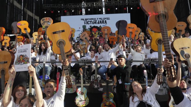  Más de 20.000 personas honraron a Víctor Jara a 50 años de su asesinato  