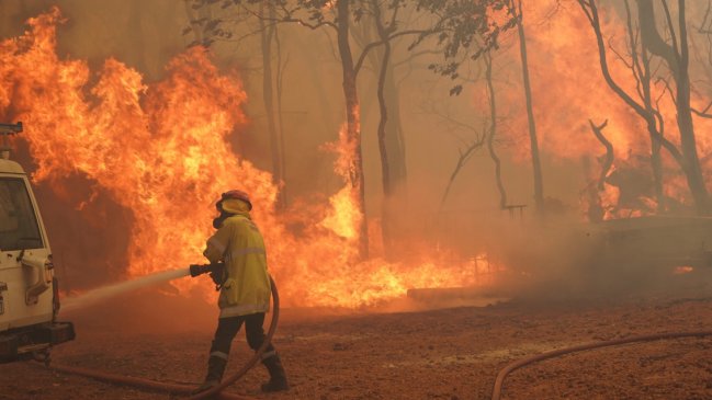  Fuertes vientos e inusual ola de calor avivan incendios en Australia  