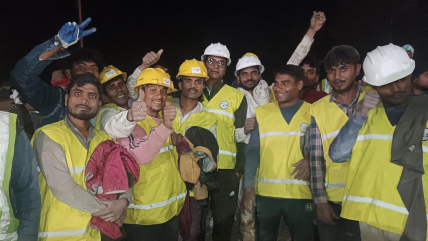   Rescatan con éxito a los 41 trabajadores atrapados por 17 días en un túnel en India 