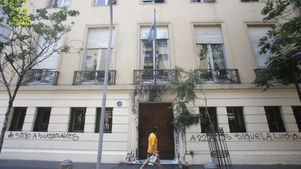   Rayados y pintura contra la embajada de Argentina 