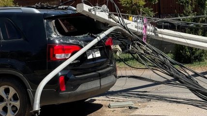  Camión botó cuatro postes de electricidad en Ñuñoa  
