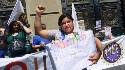   En paro indefinido: Funcionarios Junji protestaron en frontis de La Moneda 