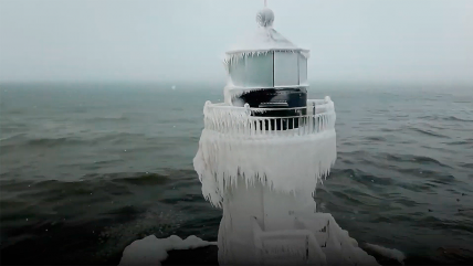   Frío ártico congeló completamente los faros del lago Michigan 