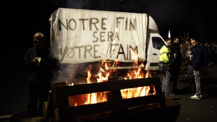  Granjeros bloquean ingresos a París para pedir regulación de productos agrícolas  