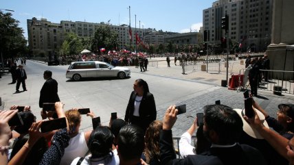  Hombre saltó las vallas frente a La Moneda y corrió hacia la carroza fúnebre: fue detenido  