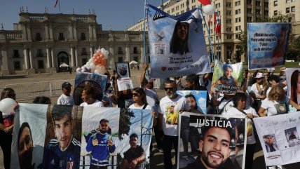  Familias de niños víctimas de delincuencia se manifestaron en La Moneda  