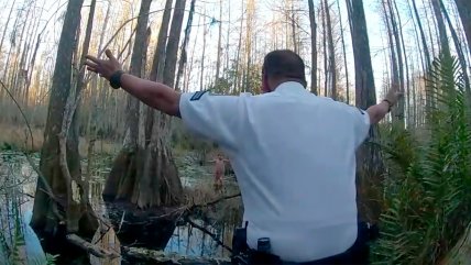   Policías rescatan a niña con autismo perdida en un pantano de Florida 