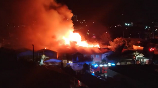  Incendio destruyó tres viviendas en población de Temuco  