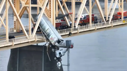  Camión quedó colgando en un puente:en EE.UU.  