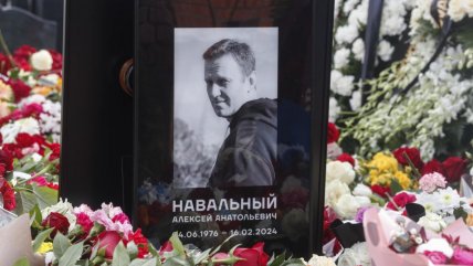   Por tercer día, rusos acuden al cementerio para despedir a Navalni 