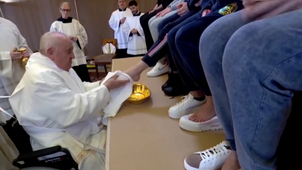  En silla de ruedas: Papa Francisco lavó los pies de 12 reclusas  