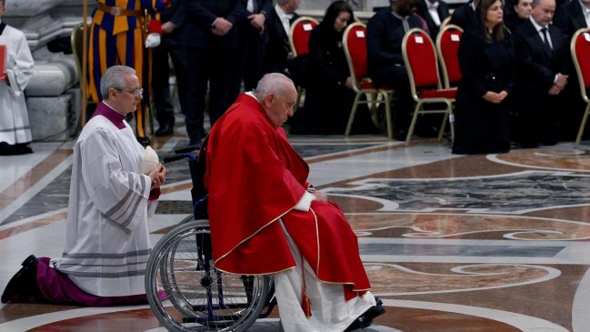   El papa presidirá la Vigilia del Sábado Santo después de renunciar al via crucis 