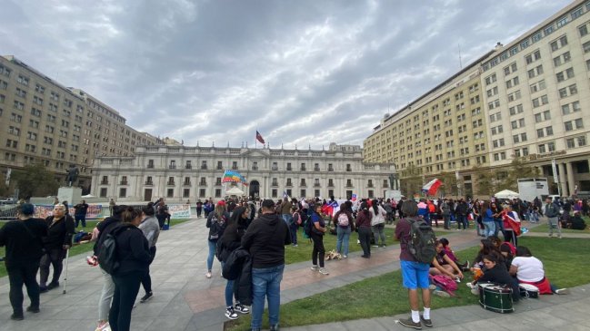   Habitantes de megatoma de San Antonio protestan en frontis de La Moneda 