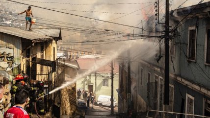   Incendio destruyó seis viviendas en Valparaíso: 21 personas quedaron damnificadas 