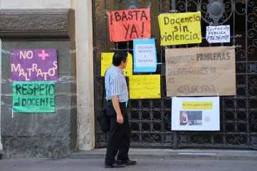  Profesores de liceos emblemáticos protestaron en el Municipio de Santiago 