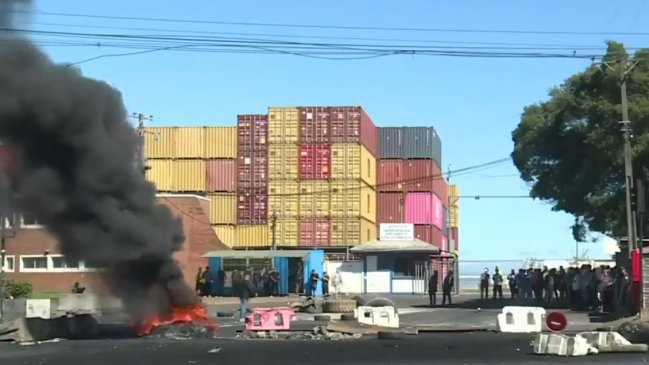   Camioneros se suman a protestas que tienen cerrado el Puerto de Coronel hace 18 días 