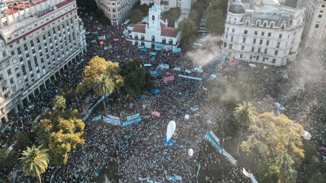  Miles de argentinos marcharon para defender la educación pública  