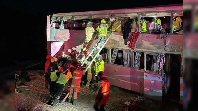   Bus de turistas volcó en San Pedro de Atacama: Se registraron dos fallecidos y 40 heridos 