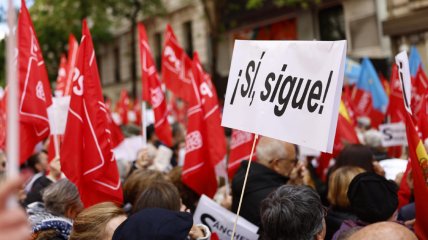   Miles de españoles respaldaron a Sánchez al grito de 