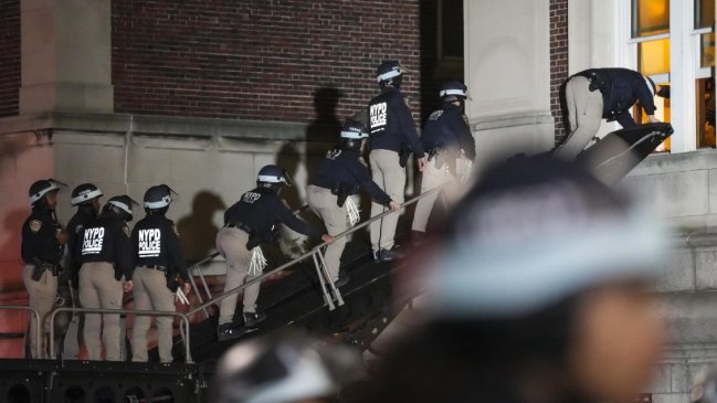   Columbia: La policía irrumpió en toma y detuvo a estudiantes 
