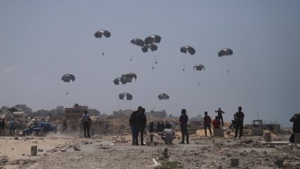   Con paracaídas lanzan ayuda humanitaria en Gaza 