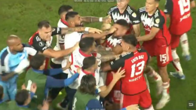   [VIDEO] ¿Y la roja? Franco Romero dio un puñetazo a Paulo Díaz en duelo de Nacional y River 