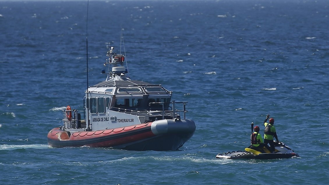 Intensa búsqueda de dos pescadores tras naufragio de embarcación en