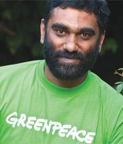 Naidoo pretendía entregar al capitán de la plataforma Leiv Eriksson 50 mil firmas de simpatizantes de Greenpeace que exigen la publicación del plan de ... - FOTO_0120110617123647