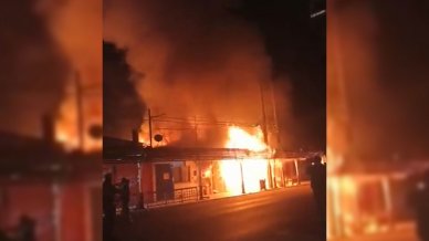 Incendio afecta a varios locales comerciales en Pozo Almonte