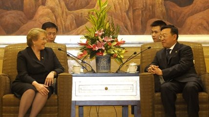 Bachelet aludió a la encuesta CEP a su llegada a China