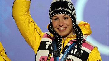 Alemana Magdalena Neuner ganó segunda medalla de oro al imponerse en biatlón