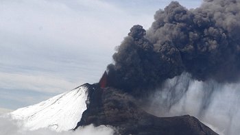 Onemi decretó alerta amarilla por actividad en el volcán Llaima