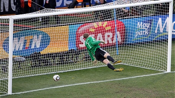 FIFA prohibió la repetición de jugadas polémicas en pantallas