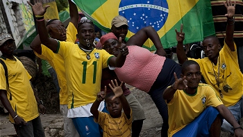 Haitianos se unen a los festejos de Brasil tras victoria sobre Chile en Sudáfrica 2010