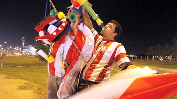 Miles de aficionados reciben como héroes a la selección de Paraguay en su regreso al país