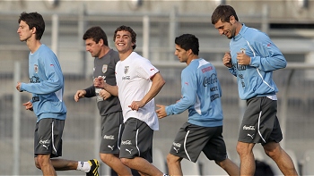 Uruguay y Holanda buscan reverdecer antiguos laureles en las semifinales de la Copa del Mundo